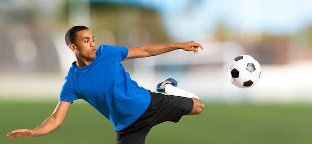 Joueur de football afro-américain à l'extérieur