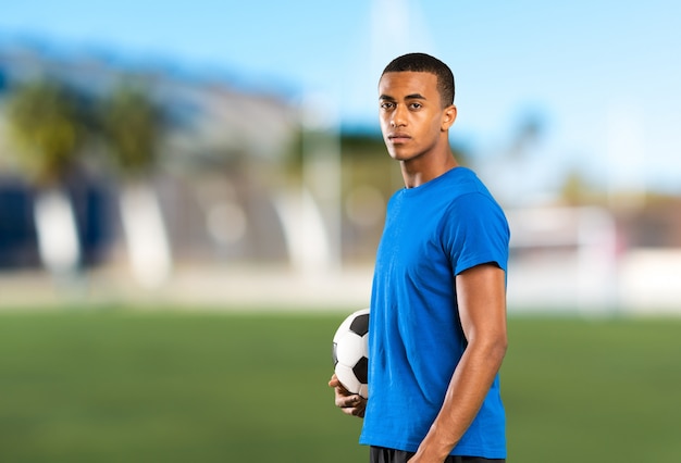 Joueur de football afro-américain à l'extérieur