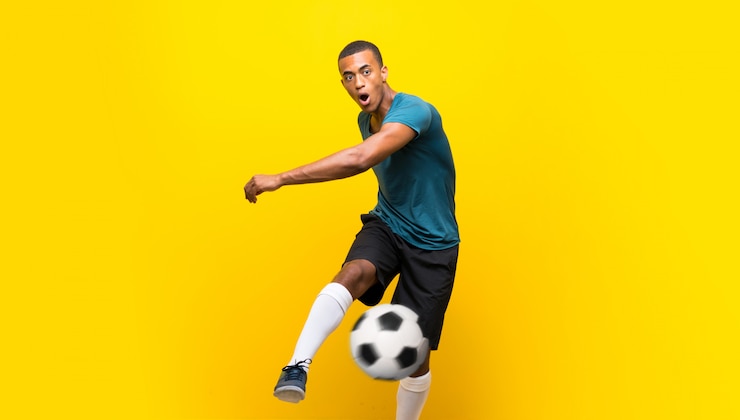 Photo joueur de football afro-américain homme sur jaune