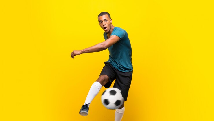 Photo joueur de football afro-américain homme sur jaune