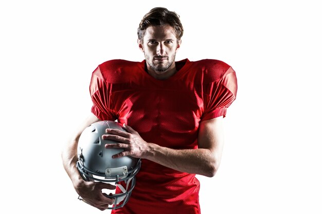 Joueur de football américain confiant en casque rouge tenant casque