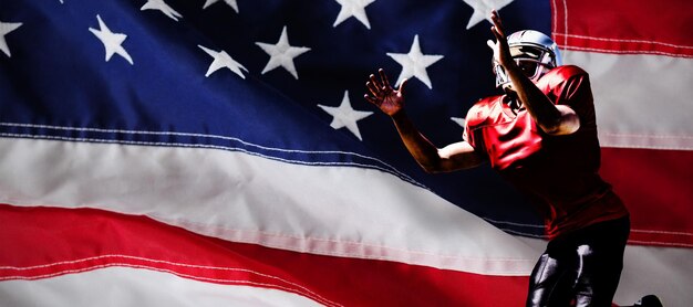 Joueur de football américain contre gros plan d'un drapeau américain