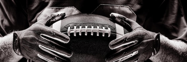 Photo joueur de football américain debout avec un casque de rugby et un ballon