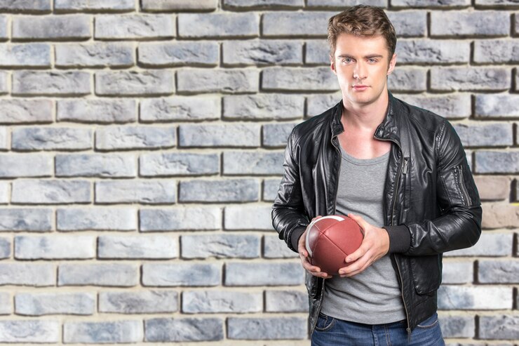 Joueur de football américain homme en wea casual détenant une balle