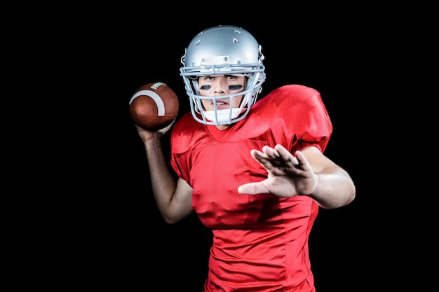 Joueur de football américain lancer la balle