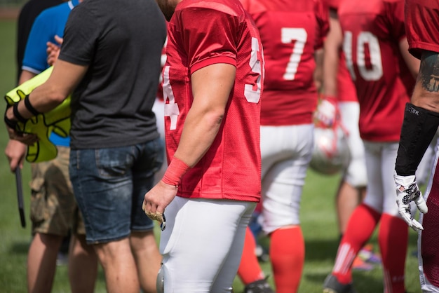 Photo joueur de football américain marchant sur le terrain de jeu