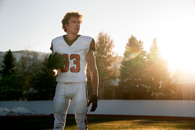 Joueur de football américain masculin en uniforme sur le terrain