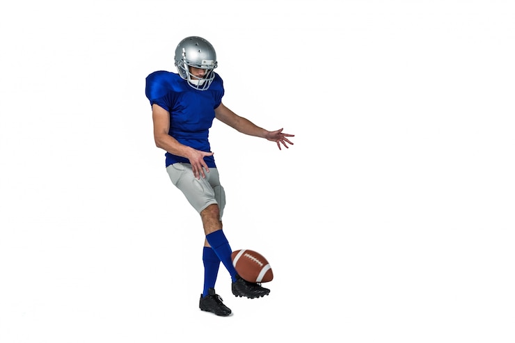 Photo joueur de football américain pleine longueur bottant la balle