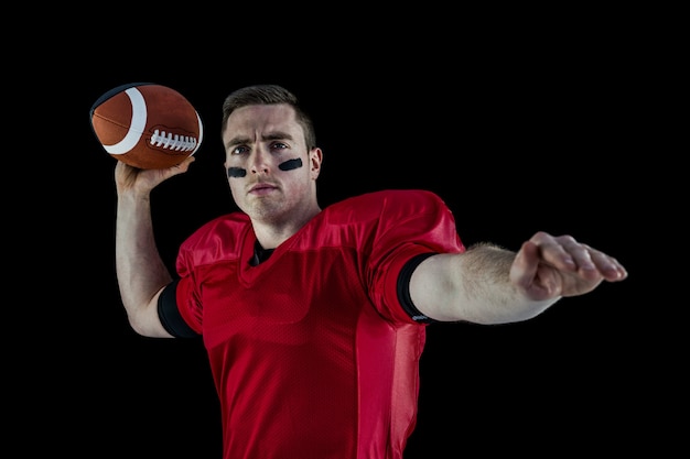 Joueur de football américain sur le point de lancer la balle