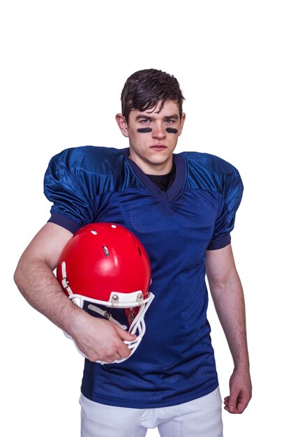 Joueur de football américain tenant un casque