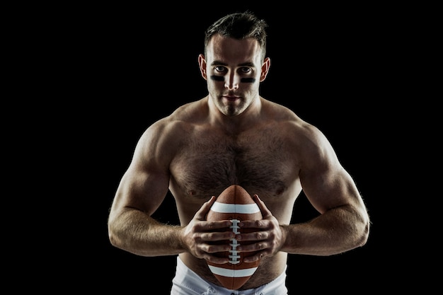 Joueur de football américain torse nu avec ballon