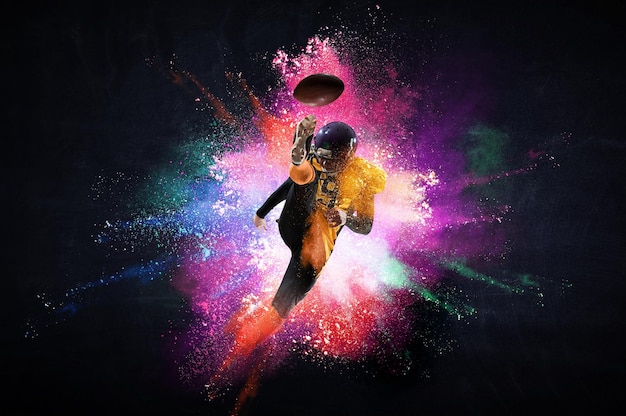 Joueur de football américain avec des touches colorées. Technique mixte
