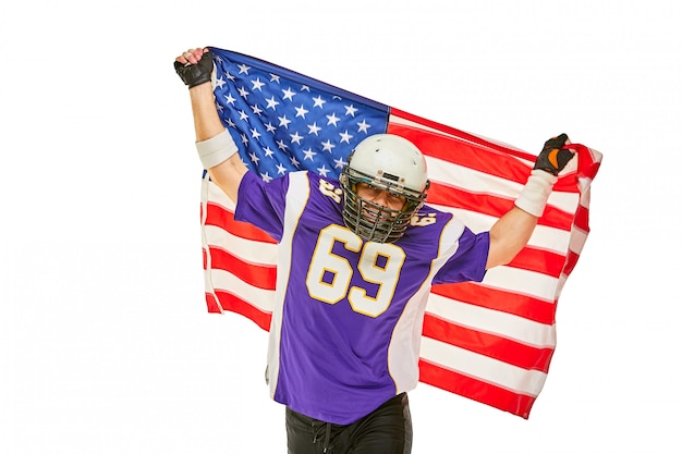 Joueur de football américain avec uniforme et drapeau américain fier de son pays, sur un espace blanc.