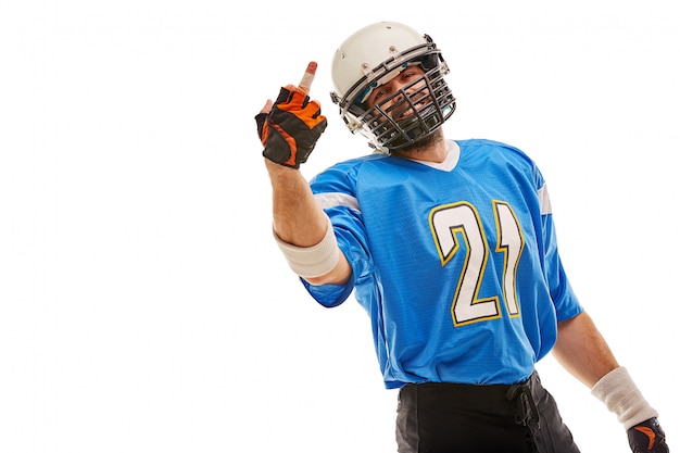 Joueur de football américain en uniforme montre le majeur