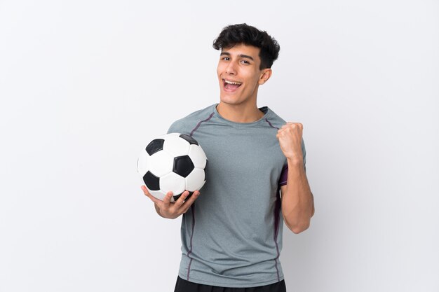 Joueur de football argentin homme sur mur blanc isolé célébrant une victoire