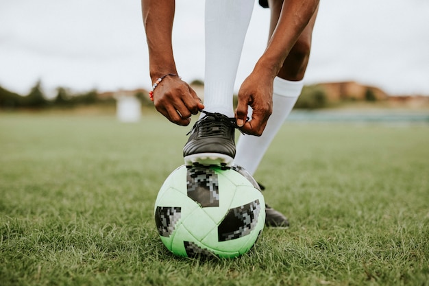 Joueur de football attachant ses lacets