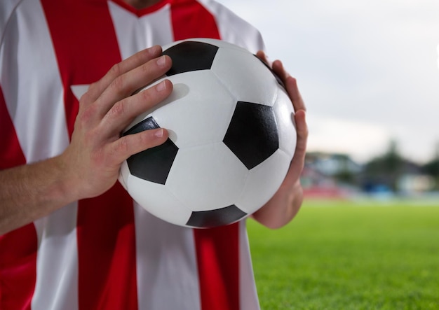 joueur de football avec le ballon sur les mains, terrain