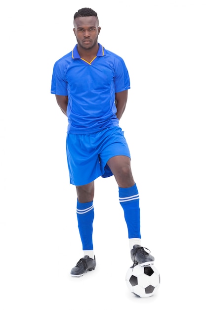 Joueur de football en bleu permanent avec ballon