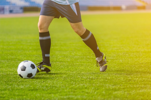 Joueur de football en cours d'exécution. Fond de football de football.