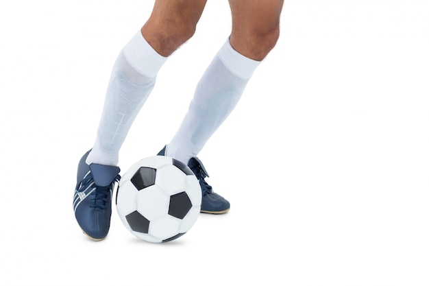 Joueur de football donnant le coup de pied au ballon