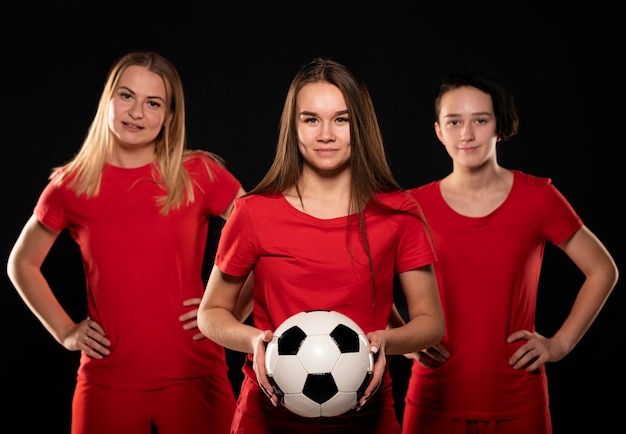 Joueur de football féminin avec ballon