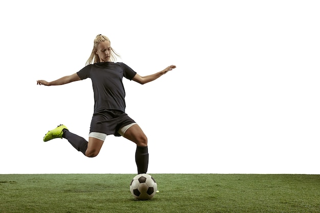 Joueur de football féminin botter le ballon au stade