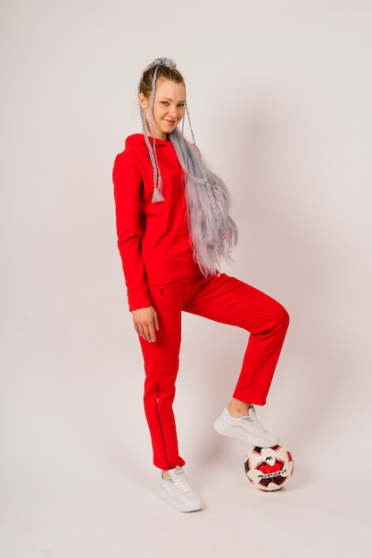 Joueur de football féminin souriant avec ballon isolé sur fond blanc