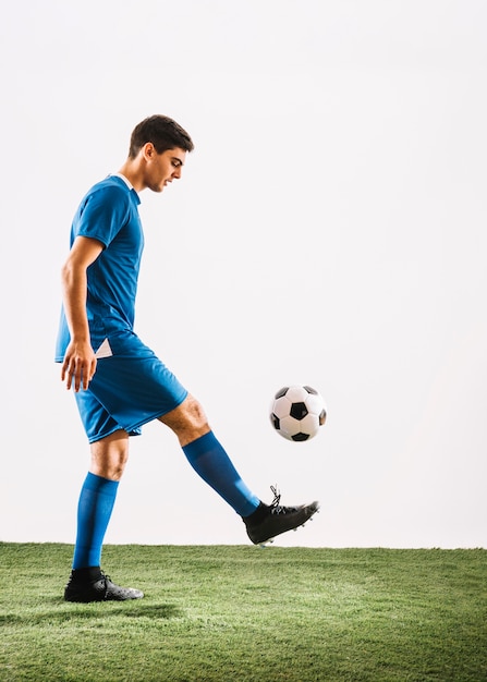 Photo joueur de football jeune ballon de jonglage