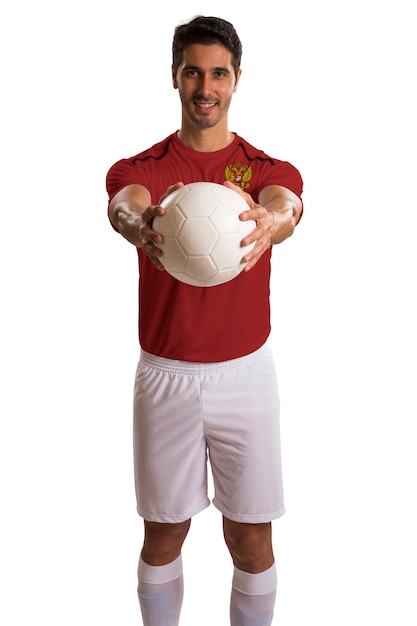 Joueur de football russe tenant le ballon sur l'espace blanc