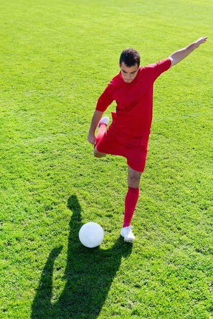 Joueur de football tirant