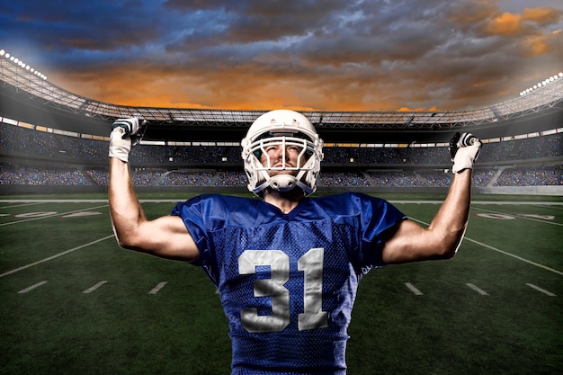 Joueur de football avec un uniforme bleu célébrant avec les fans.