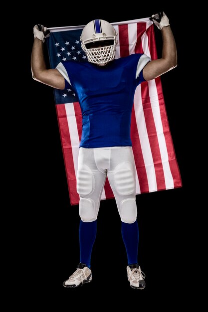 Joueur de football avec un uniforme bleu et un drapeau américain, sur un mur noir