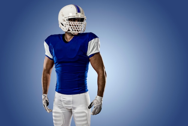 Joueur de football avec un uniforme bleu sur un mur bleu