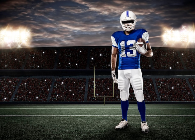 Joueur de football avec un uniforme bleu sur un stade