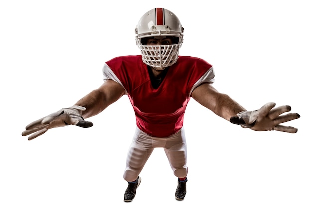 Joueur de football avec un uniforme rouge faisant un tacle sur blanc