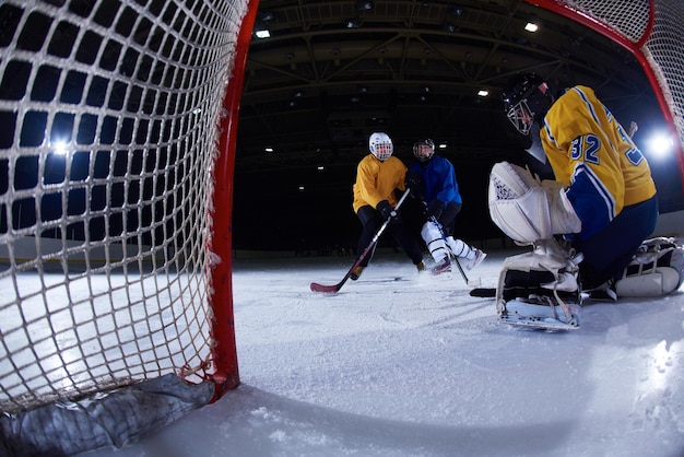 Joueur de gardien de but de hockey sur glace au but en action