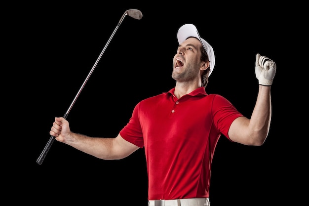 Joueur de golf dans une chemise rouge célébrant, sur fond noir.