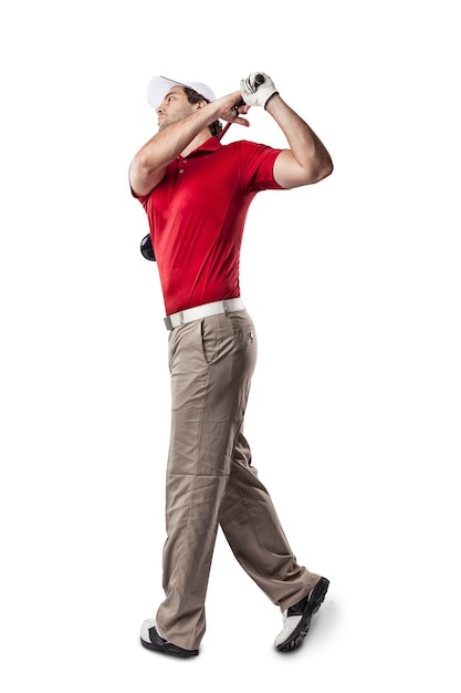 Joueur de golf dans une chemise rouge prenant un swing, sur un espace blanc.