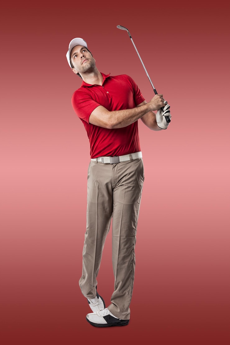 Photo joueur de golf dans une chemise rouge prenant un swing, sur un fond rouge.