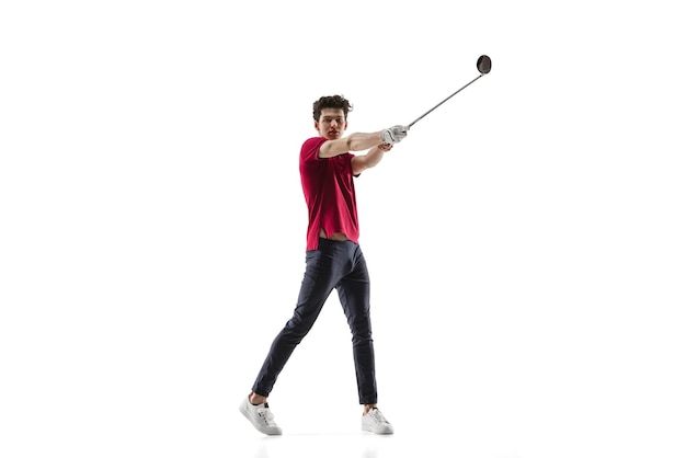 Joueur De Golf Dans Une Chemise Rouge Prenant Un Swing Isolé Sur Fond De Studio Blanc
