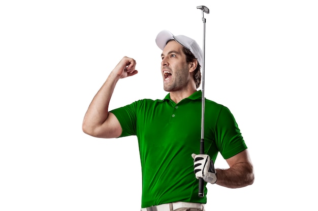 Joueur de golf dans une chemise verte célébrant, sur fond blanc.