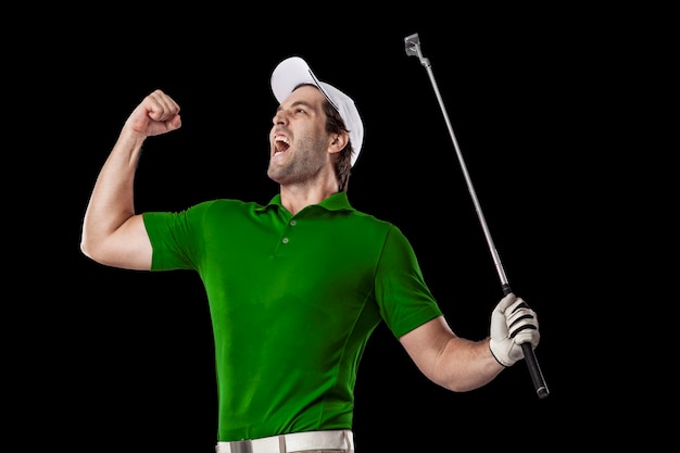 Joueur de golf dans une chemise verte célébrant, sur fond noir.