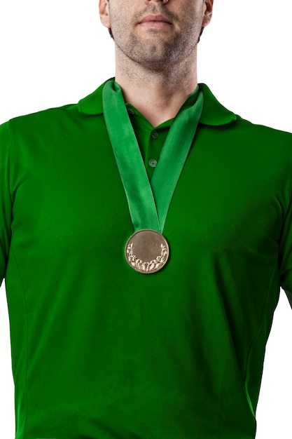 Joueur de golf dans une chemise verte célébrant avec une médaille d'or, sur fond blanc.