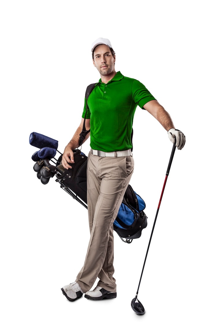 Photo joueur de golf dans une chemise verte, debout avec un sac de clubs de golf sur le dos, sur un fond blanc.