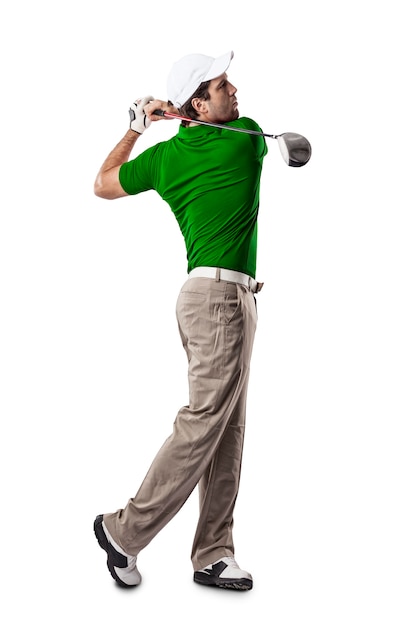 Joueur de golf dans une chemise verte prenant un swing, sur un fond blanc.