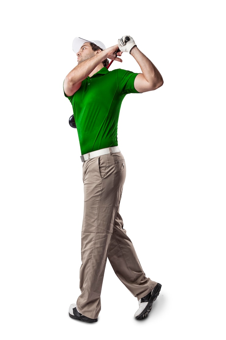 Photo joueur de golf dans une chemise verte prenant un swing, sur un fond blanc.