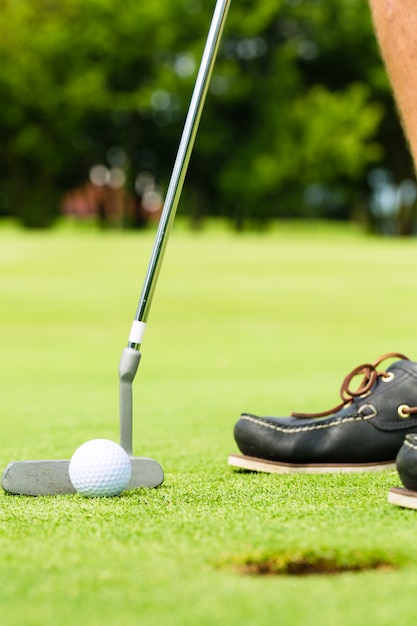 Joueur de golf mettant la balle dans le trou