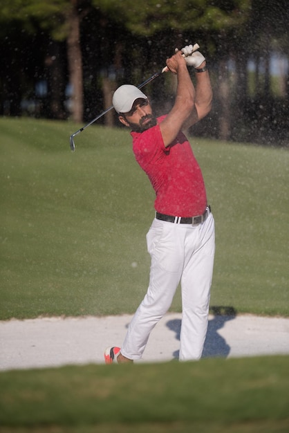 joueur de golf a tiré la balle du bunker de sable au cours