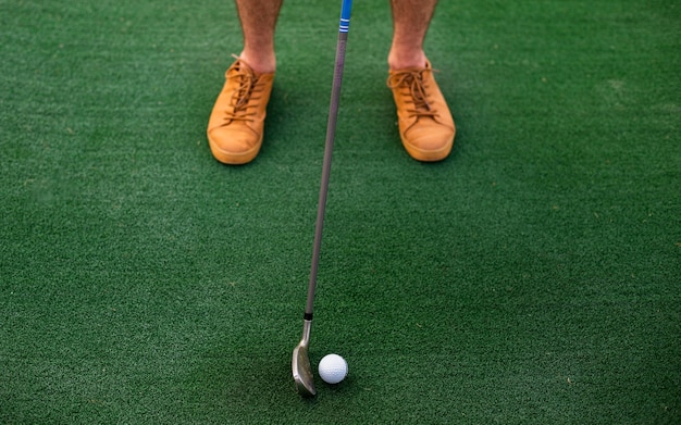 Joueur à grand angle frappant une balle de golf