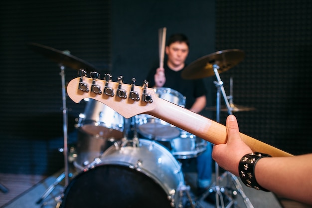 Joueur de guitare avec batteur sur répétition